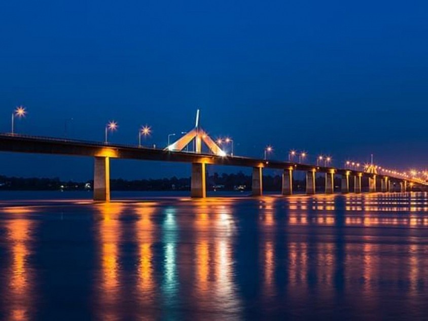 เที่ยวชมสะพานมิตรภาพไทย-ลาว หรือไปเที่ยวฝั่งลาว